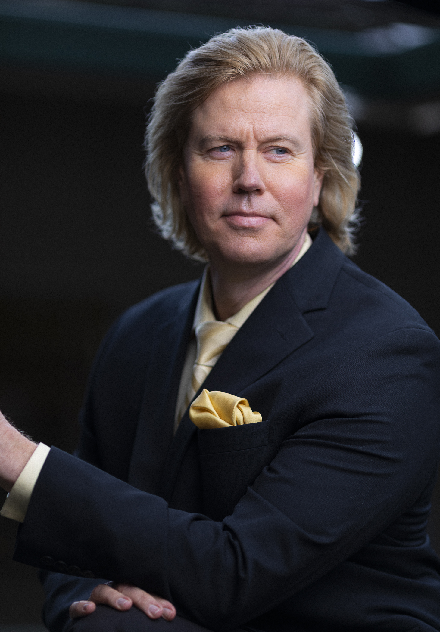 Thomas Truhitte portrait in suit